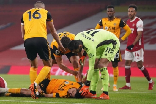 Raul Jimenez: Striker serigala sadar di rumah sakit setelah bentrokan kepala David Luiz
